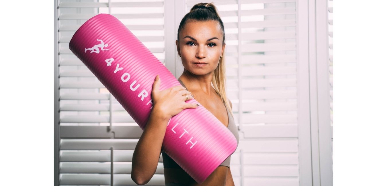 różowa mata do ćwieczeń dziewczyna fit z matą do jogi