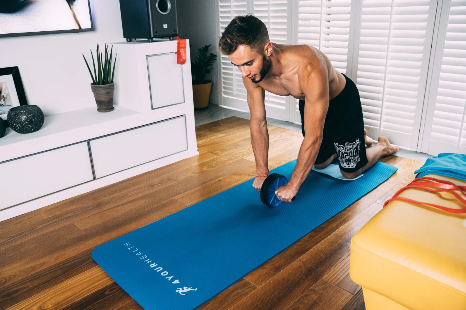 niebieska mata do ćwiczeń w domu i na siłowni