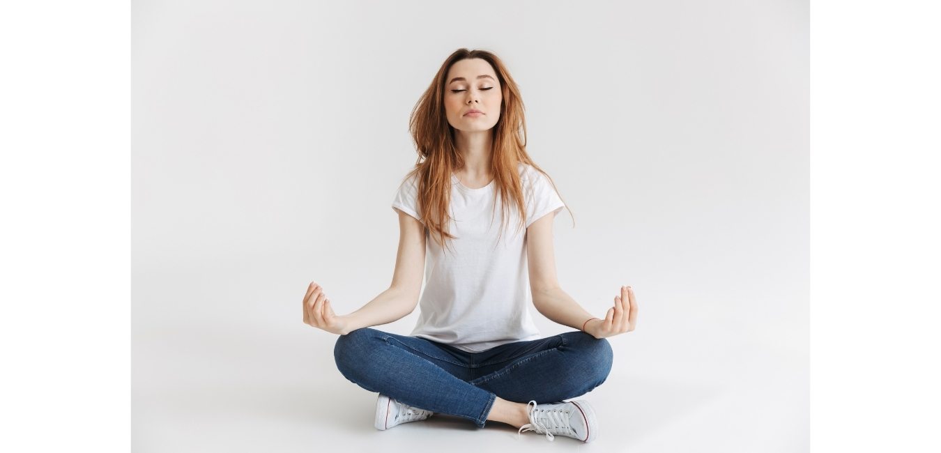 medytacja kobieta uprawia jogę relaksuje się