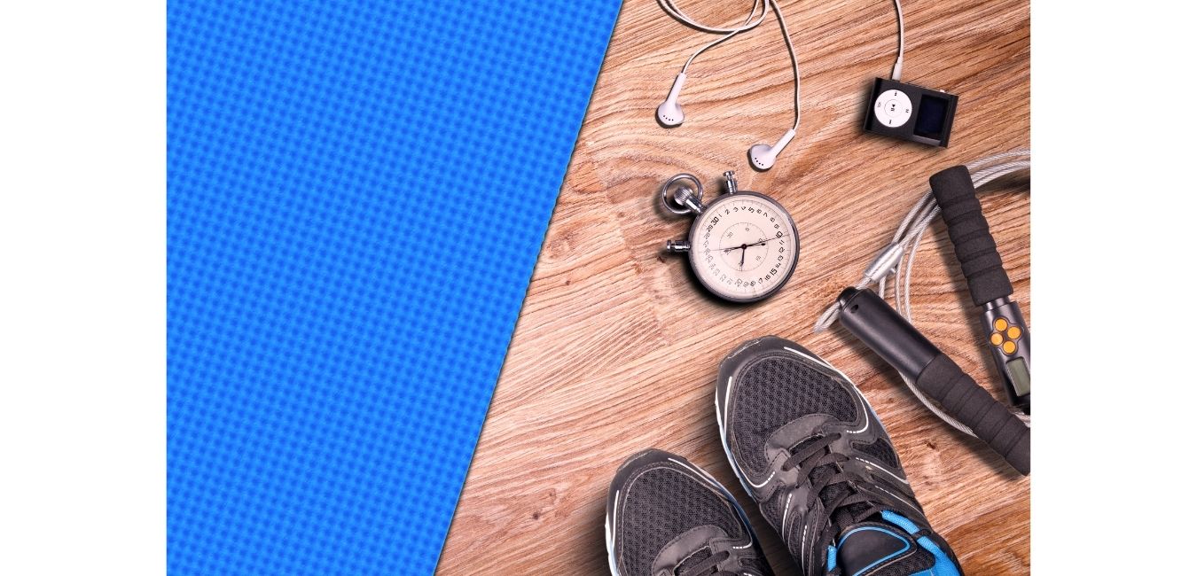 niebieska mata do ćwiczeń skakanka słuchawki trening