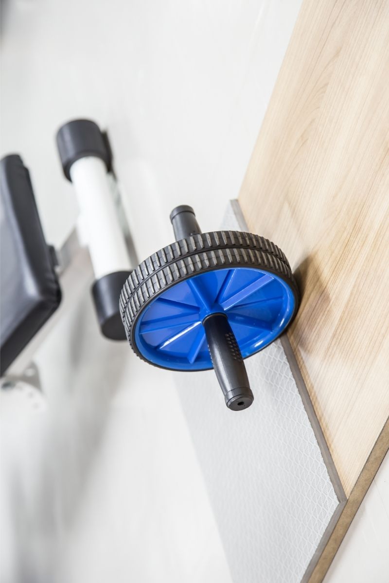 Jak używać kółka do ćwiczeń mięśni brzucha? AB Wheel - jak robić postępy